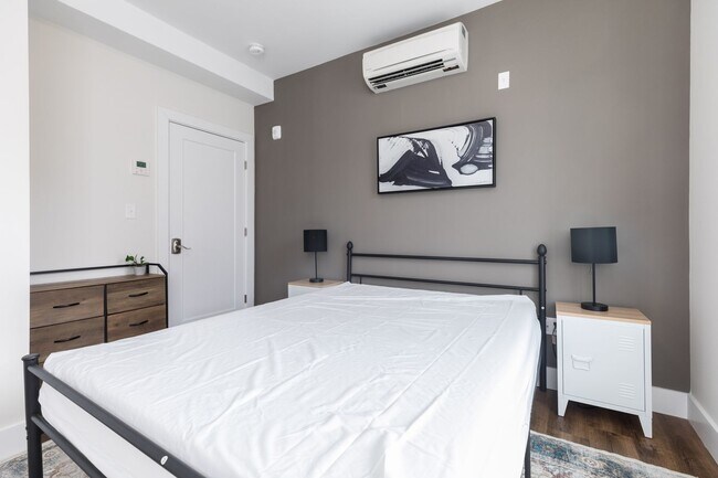 Building Photo - Huge 5 Bed each with their own Bathroom!