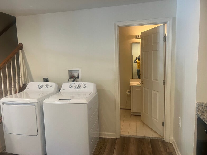 Building Photo - 9523 Evergreen Circle