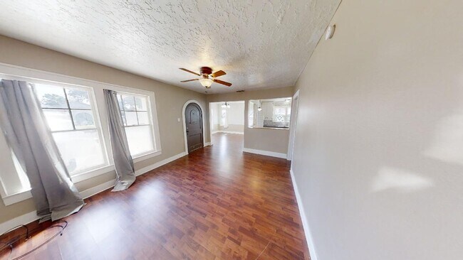 Building Photo - 504 S Avenue B
