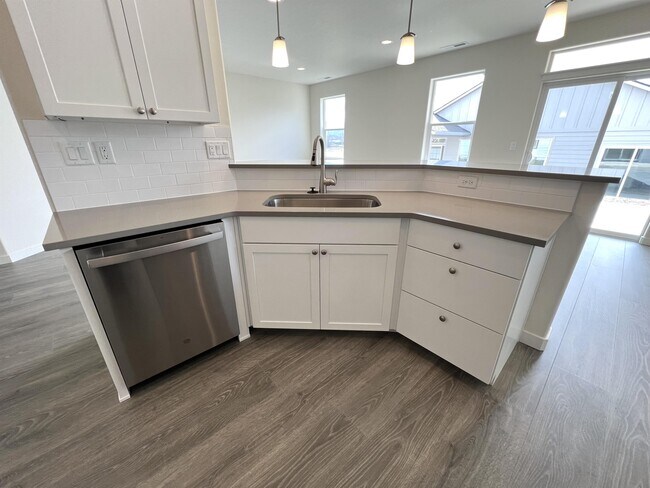 Building Photo - 1650 Dragon Tail Pl