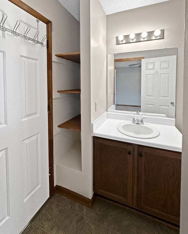 Building Photo - 2BD/1.5BA Unit at Pinecrest Apartments in ...