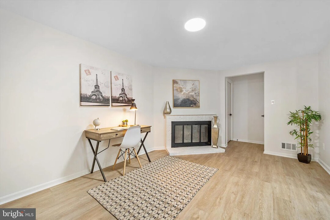 Building Photo - 10116 Dundalk St