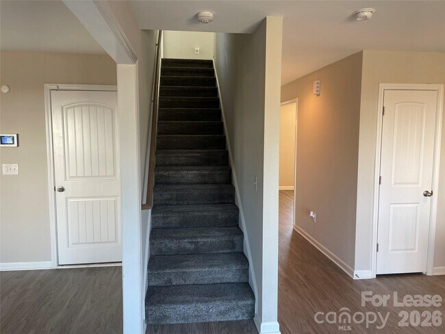 Building Photo - 2909 Old Field Rd