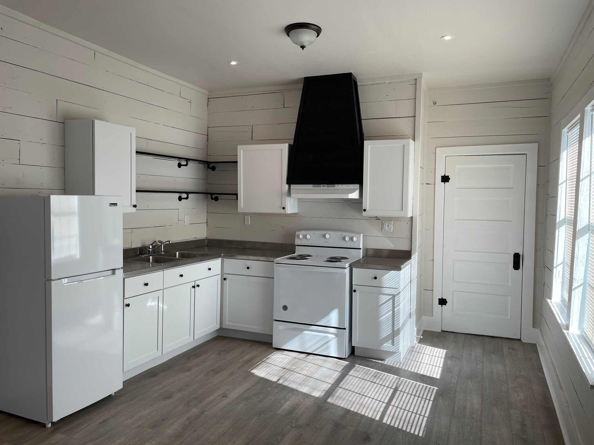 Kitchen - 810 Aganier Ave