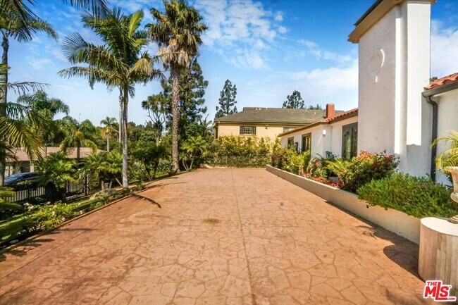 Building Photo - 114 S Layton Dr