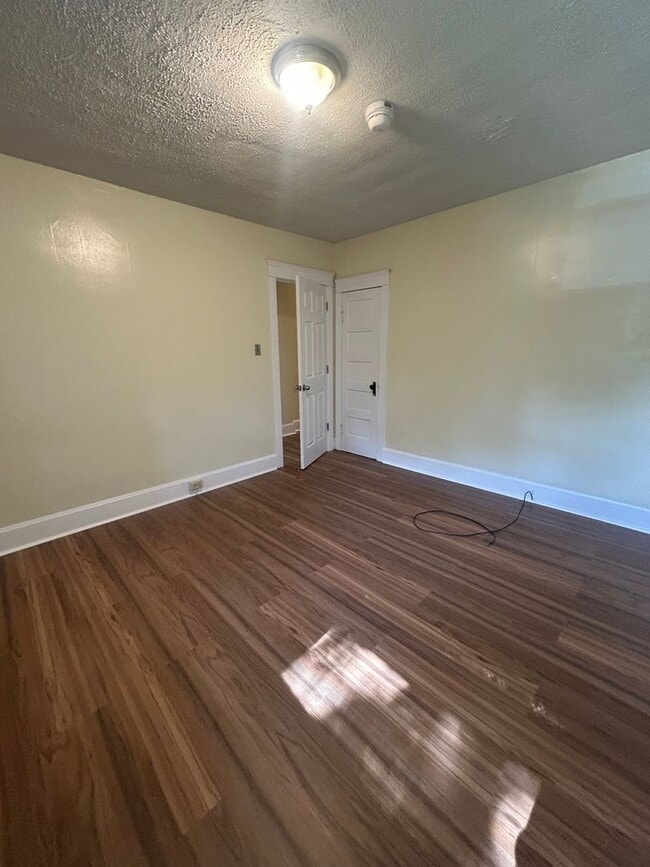 Building Photo - Charming 3-Bed, 1-Bath Home on Gill Street...