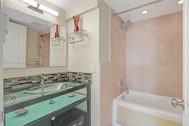 Building Photo - 9800 W Bay Harbor Dr