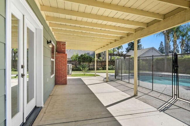 Building Photo - Spacious 5-Bedroom Home with Pool in NE Fr...
