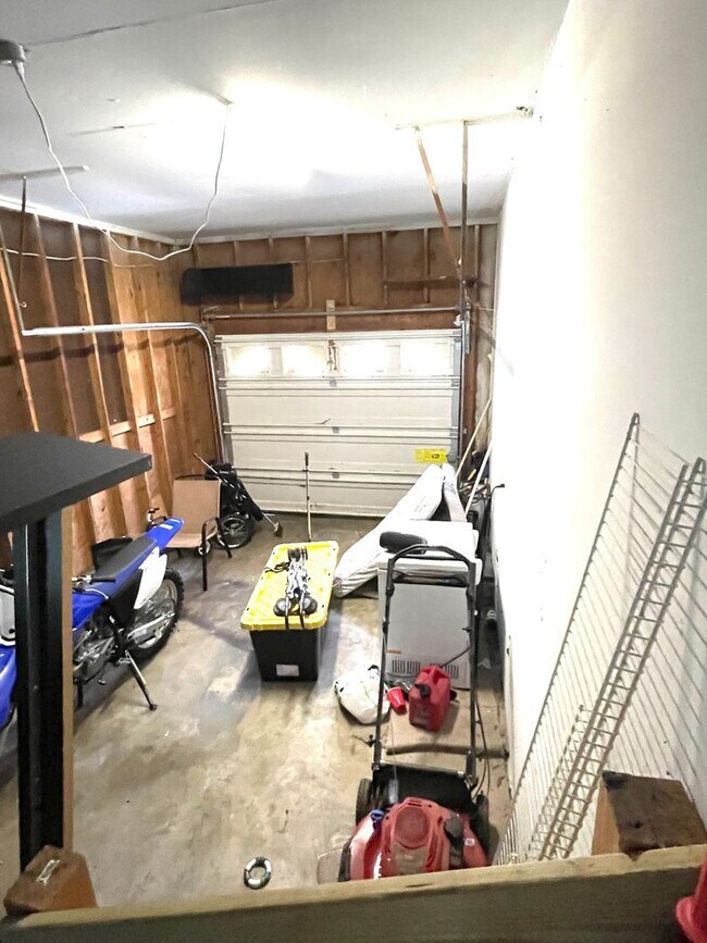Building Photo - 6817 Cedarwood Ct