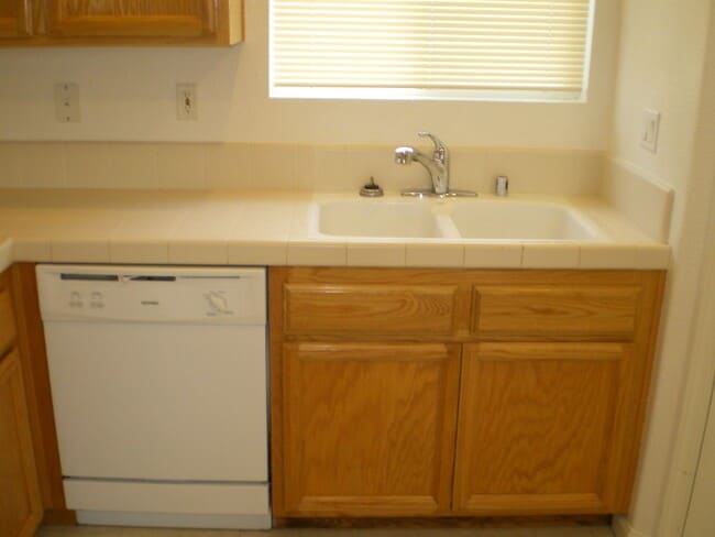Building Photo - Natomas 4bd/2.5bth Single Family Home