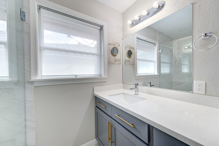 Building Photo - 6026 Clarewood Dr