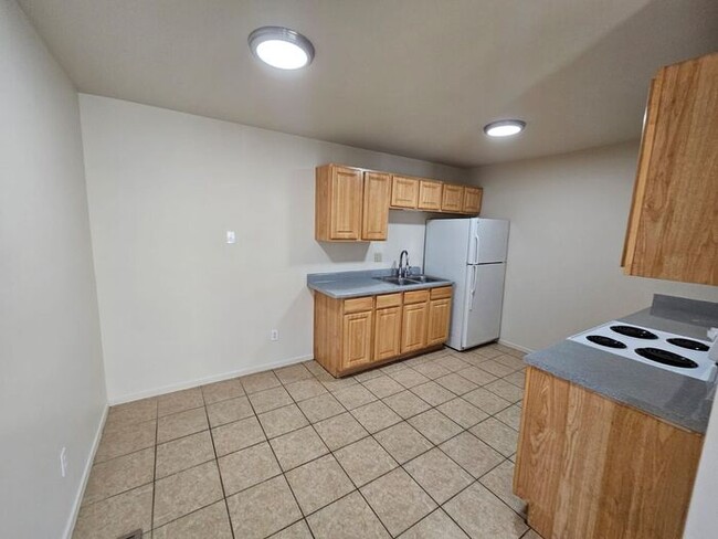 Building Photo - 2 Bedroom 1 bath 1 Car garage Duplex FOR R...