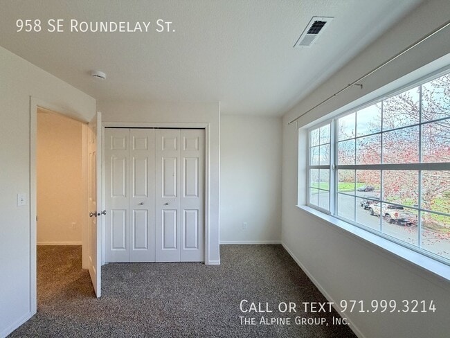 Building Photo - 958 SE Roundelay St