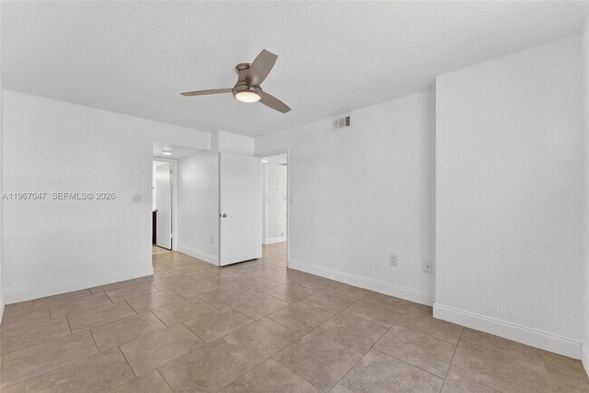 Building Photo - 2841 N Oakland Forest Dr