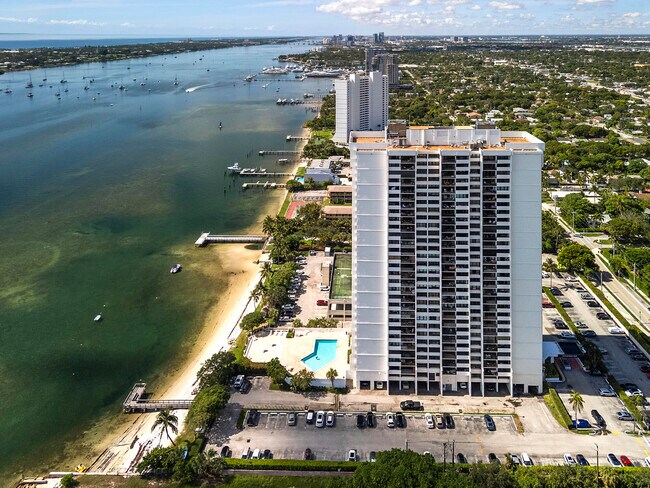 Building Photo - 5600 N Flagler Dr