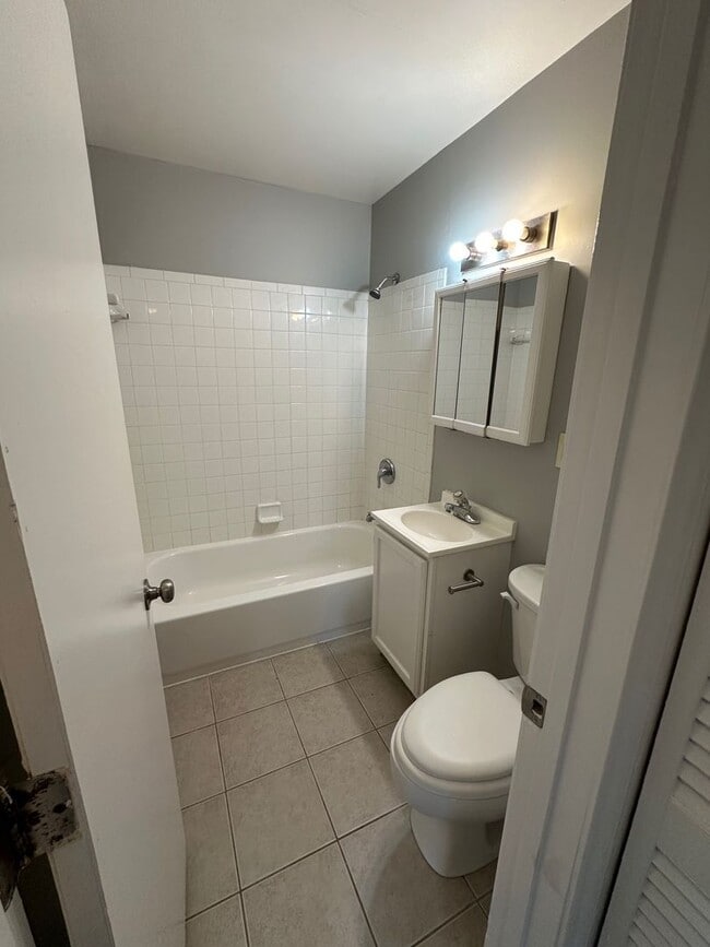 Building Photo - House for rent: Four bedroom,One bath, sto...