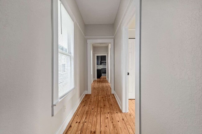 Building Photo - "Charming 2-Bedroom Bungalow in Tampa's Vibrant Heart – Cozy 796 Sq Ft Retreat!"