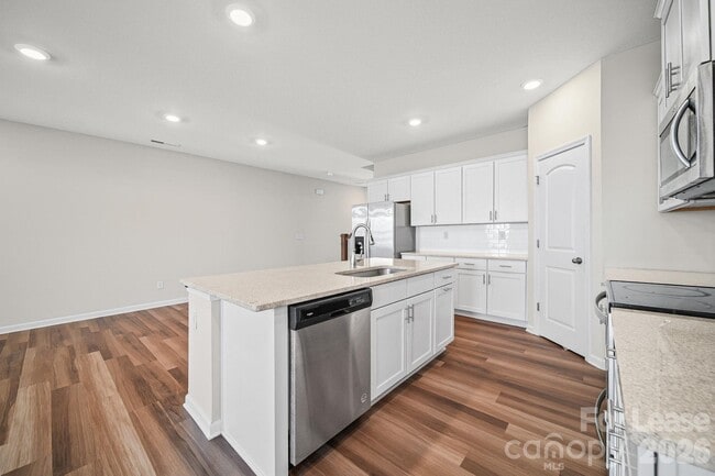 Building Photo - 410 Kenwood Vw