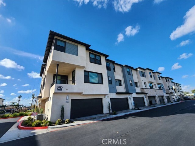 Building Photo - 2957 W Lincoln Ave