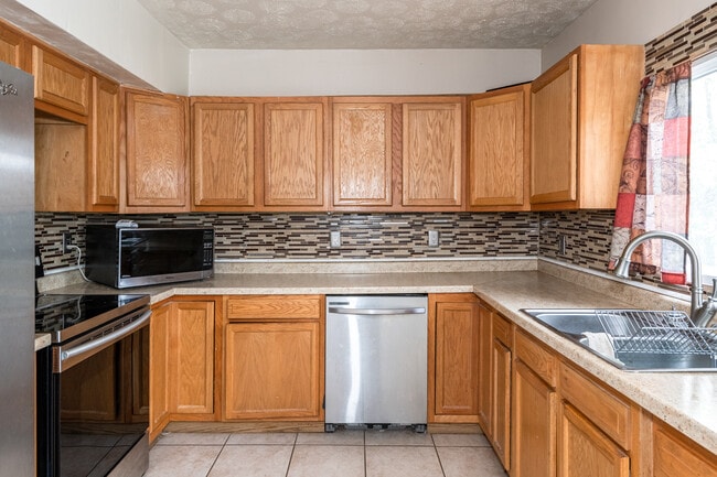 Building Photo - 332 E Lincoln St