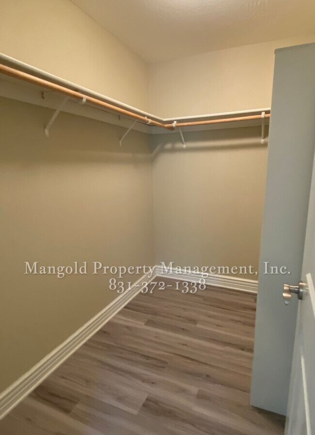 Building Photo - Spacious and Cozy Condo In Willow Glen - R...
