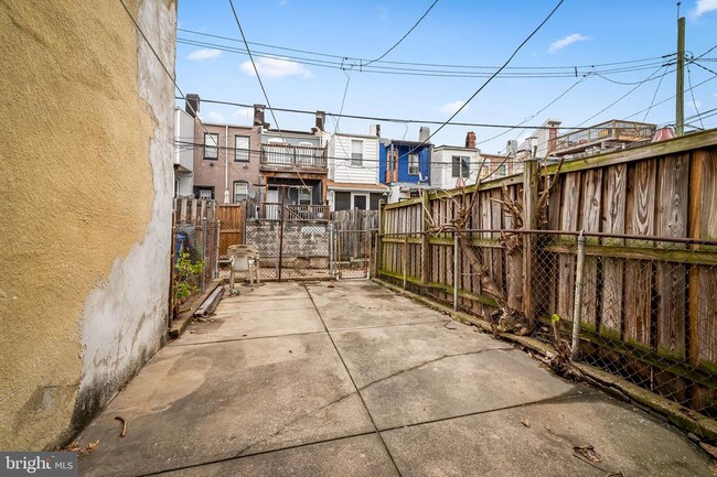 Building Photo - 113 S Curley St