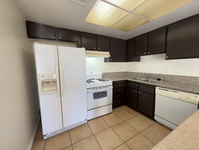 Building Photo - 2 Bedroom, 1 1/2 bathrooms property + Community with pool awaits!.