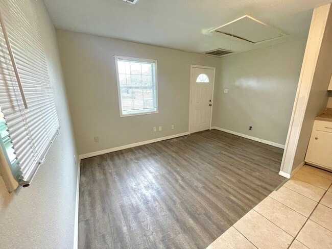 Building Photo - 2 Bed / 1 Bath Apartment