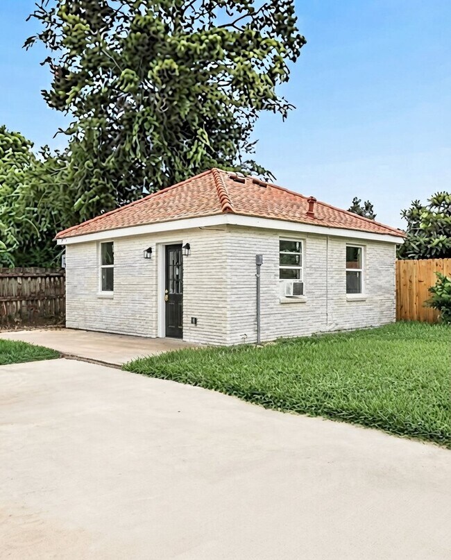 Building Photo - 617 Transcontinental Dr