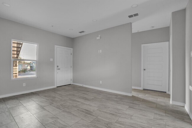 Building Photo - 2707 Sanders Ave