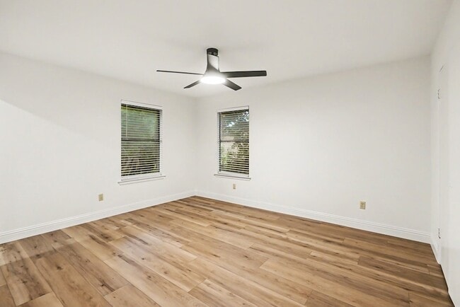 Building Photo - 2101 Mistletoe Ave