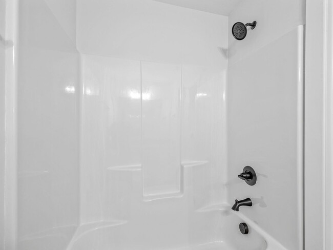 Building Photo - 3 Bed, 2.5 Bath - Lucky Penny End Unit