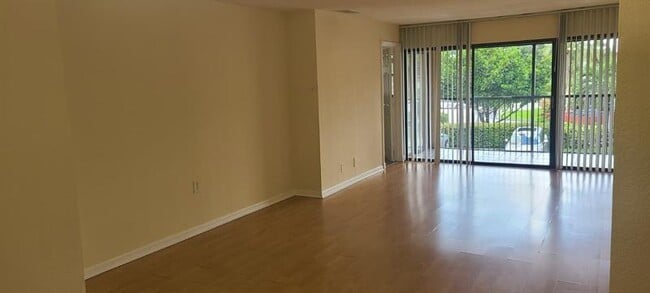 Building Photo - 2985 Riverside Dr