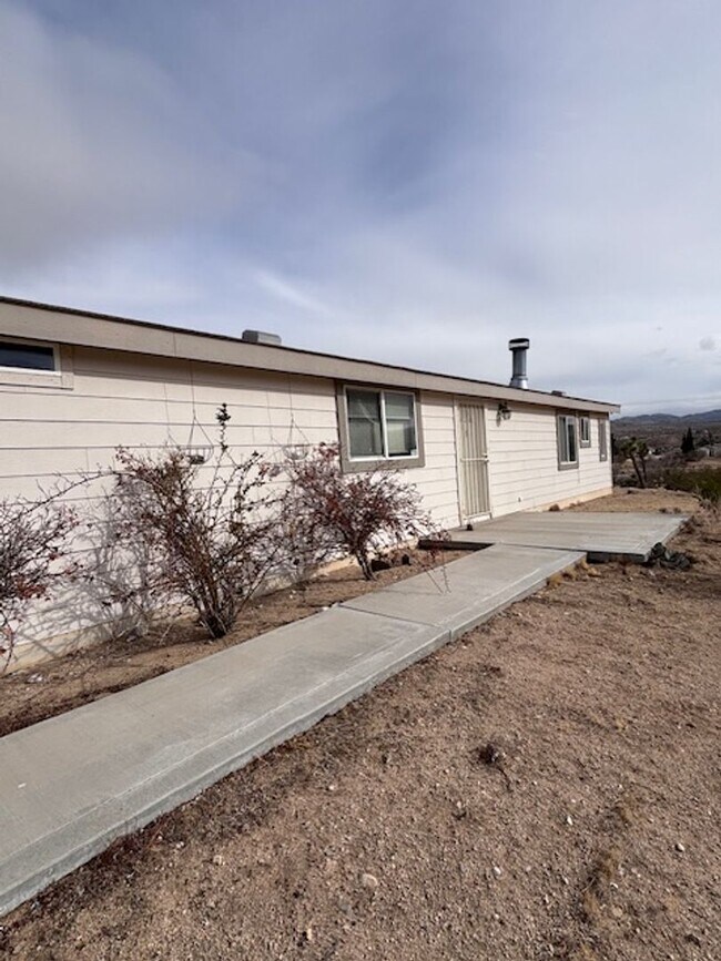 Building Photo - Spacious 3 Bedroom, 2 Bath Home with Large Lot & 3-Car Garage – Prime Location!