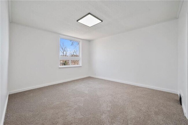 Building Photo - 220 Dewey St