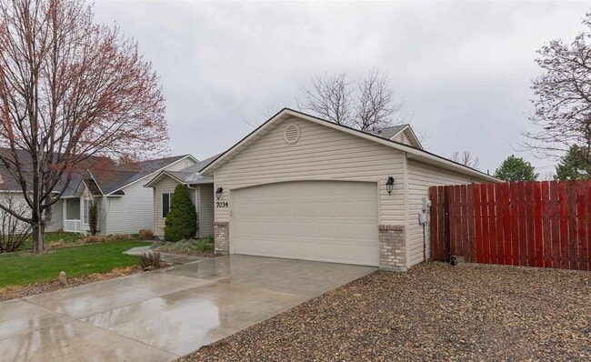Building Photo - Welcome to this spacious 5-bedroom, 2-bathroom home in Nampa, ID