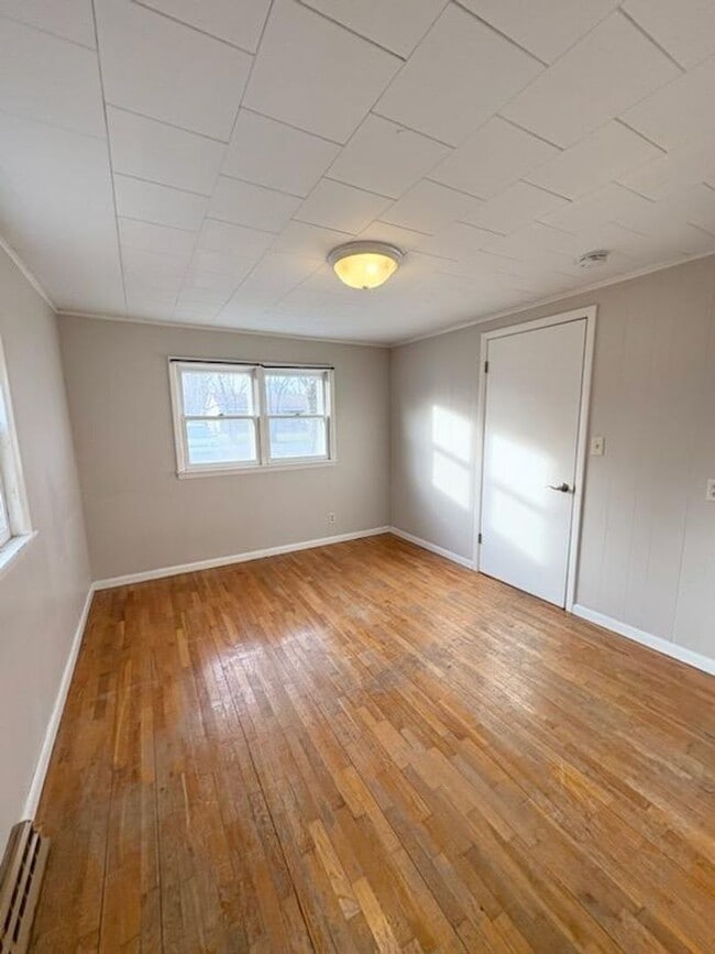 Building Photo - 3 Bedroom House With Large Yard!