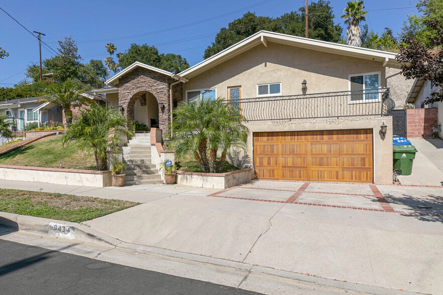Primary Photo - 9434 McLennan Ave