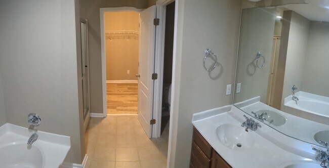 Building Photo - 1011 Blue Bonnet Ct