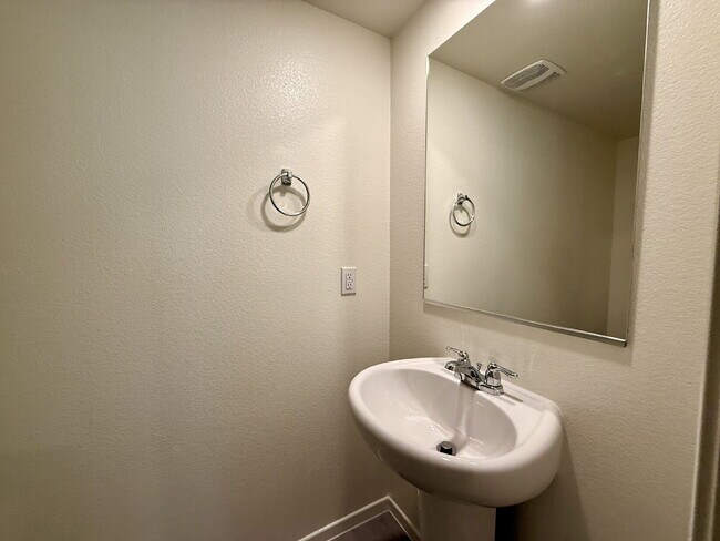 Building Photo - 3 BED 2.5 BATH 2 CAR GARAGE TOWNHOUSE W/ LOFT FOR RENT!!!