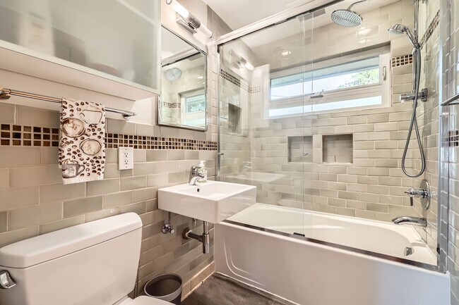 Building Photo - Charming Seattle Home in Seattle's Wedgwood Neighborhood - Furnished