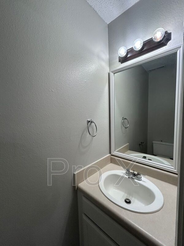 Building Photo - 3403 SW Victoria Pl