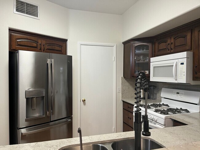 Building Photo - Remodeled, first floor 1428 sq ft, 2 bed+ ...