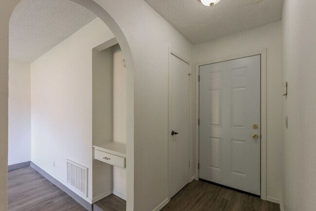 Building Photo - Cozy & Stylish Living Near ESA Park with F...