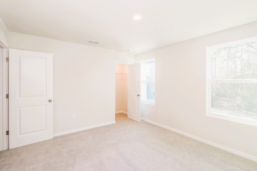 Building Photo - 2922 W Higgins Pl