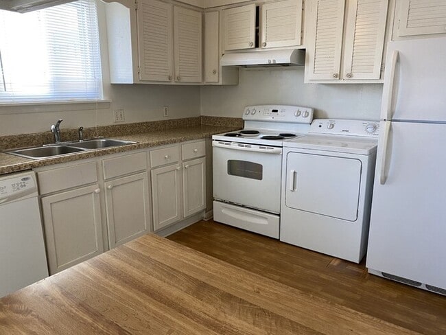 Building Photo - 2318 Champion Ct