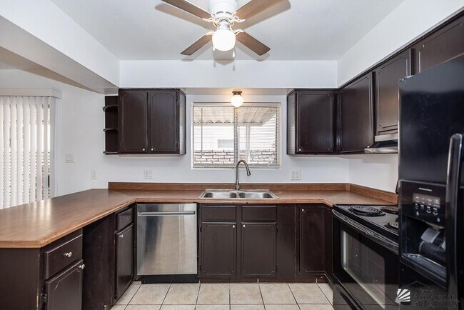 Building Photo - 1931 Paris Ct