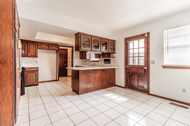 Building Photo - 4 Bed 2 Bath in SW Oklahoma City