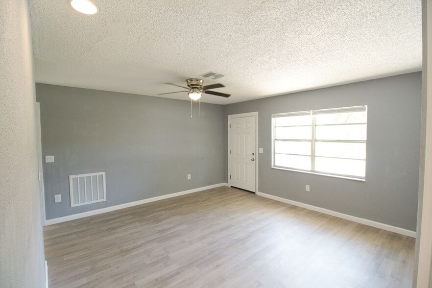 Building Photo - 7138 Oakwood Dr