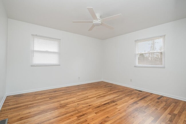 Building Photo - 825 Norwood Dr